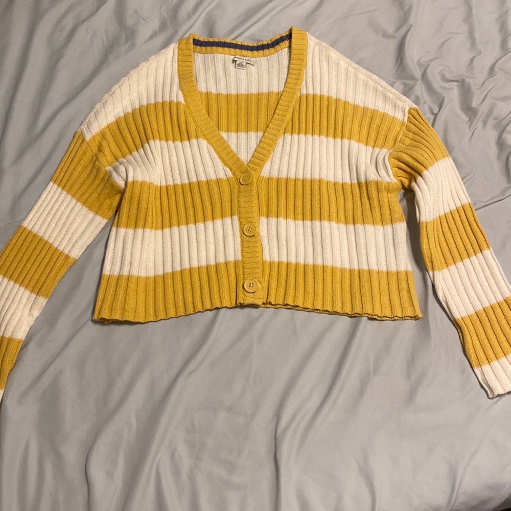 Never worn , cropped sweater ! Size Large